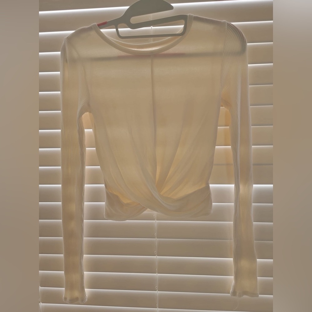 ALO YOGA Cover Long Sleeve Top
Size XS Color Ivory